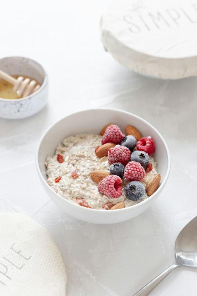 Bol de flocons d’avoine et de fruits rouges